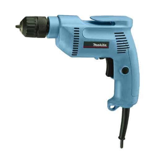Makita bušilica 6408 plave boje s crnim nastavkom i kabelom.