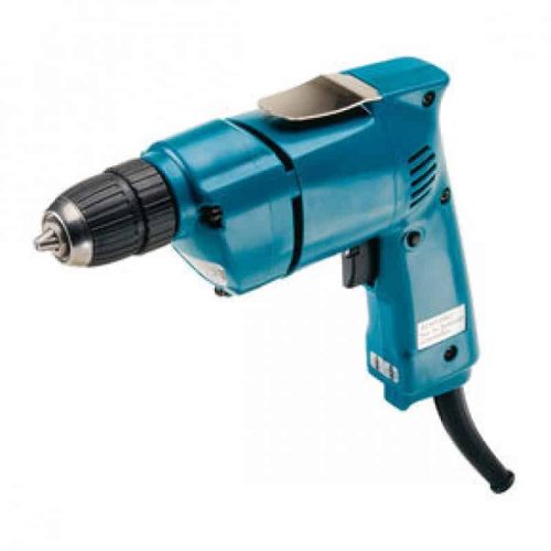 Makita 6510LVR električna bušilica plave boje s crnim nastavkom.