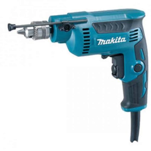 Makita DP2010 električna bušilica plave boje s priključkom za bušenje.