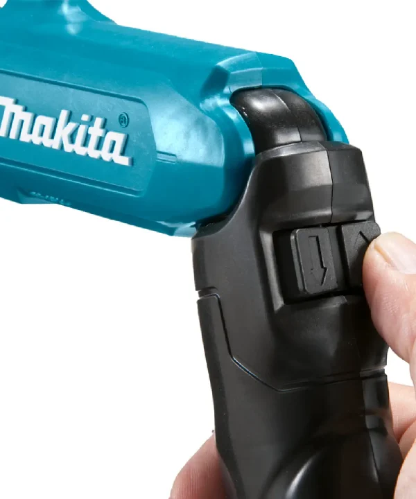 Makita DF001DW aku odvijač s crnim ručkom i gumiranim gumbom za okretanje.