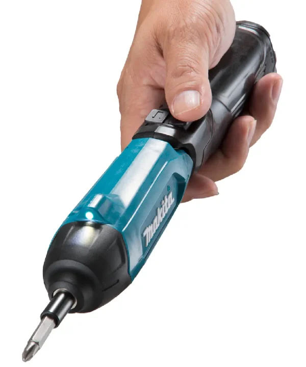 Makita aku odvijač DF001DW s plastičnim kućištem i nastavcima u ruci.