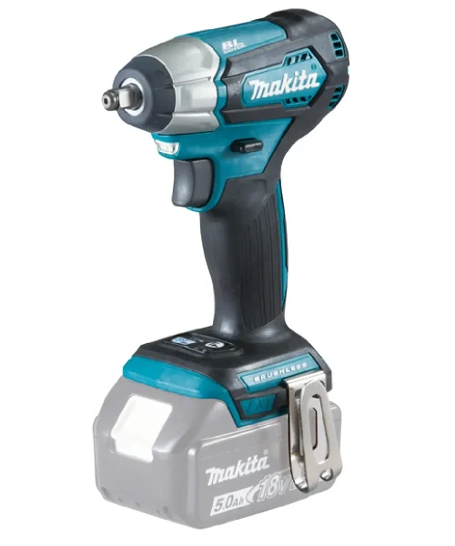 Makita DTW180Z aku udarni odvijač s crnom i plavom bojom, prikazan s baterijom.