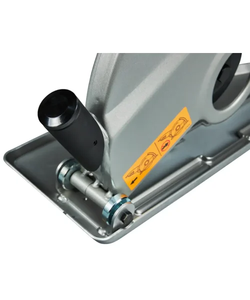 Makita 4112HS rezalica za beton i asfalt s metalnim kućištem i sigurnosnim oznakama.