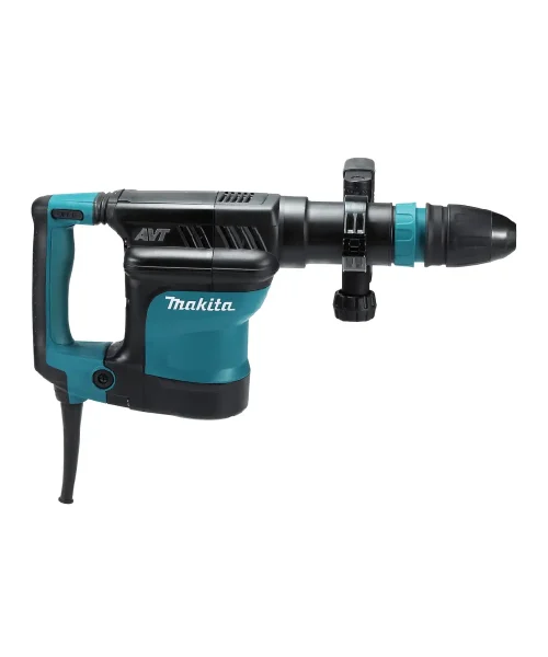 Makita HM1111C udarni čekić s crnom i plavom bojom, prikazan s nastavkom za bušenje.