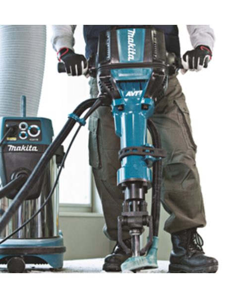 Makita HM1812 udarni čekić u upotrebi s radnikom u zaštitnoj opremi.