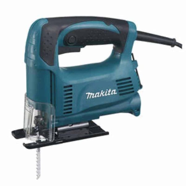 Makita 4326 ubodna pila s plastičnim kućištem i metalnim oštricama za rezanje.