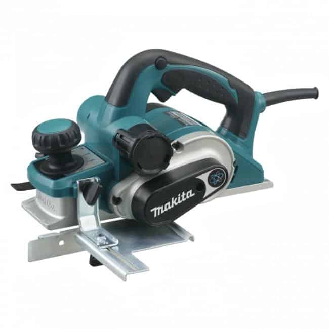 Makita KP0810C električna glodalica s crnim i plavim dijelovima, prikazana na bijeloj pozadini.