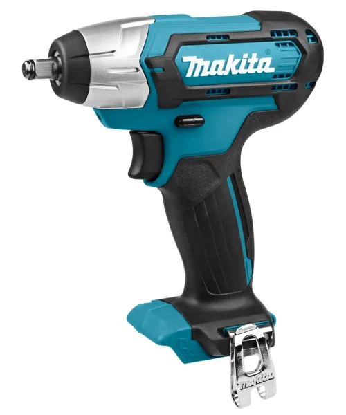 Makita TW140DZ aku udarni odvijač prikazan s metalnim nastavkom i ergonomski oblikovanim držajem.