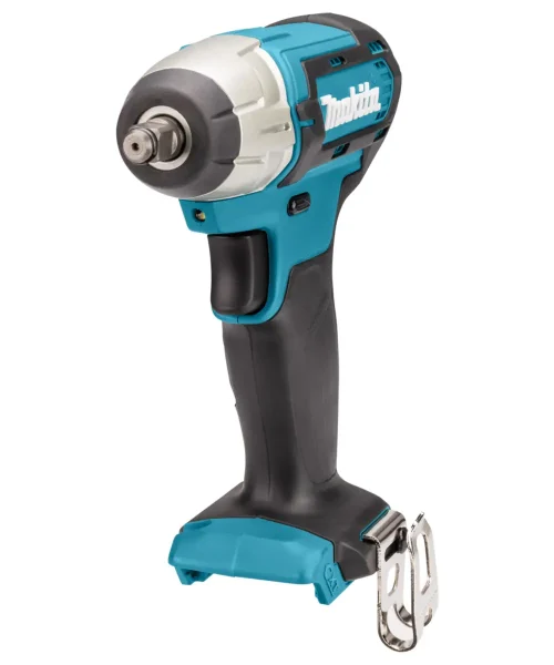 Makita TW140DZ aku udarni odvijač s crno-plavim kućištem i metalnim nastavkom za pričvršćivanje.