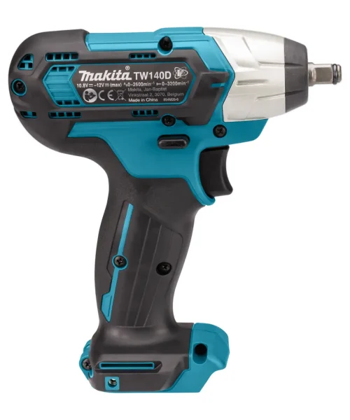 Makita TW140DZ aku udarni odvijač s plavim i crnim dizajnom, prikazan s metalnim nastavkom.