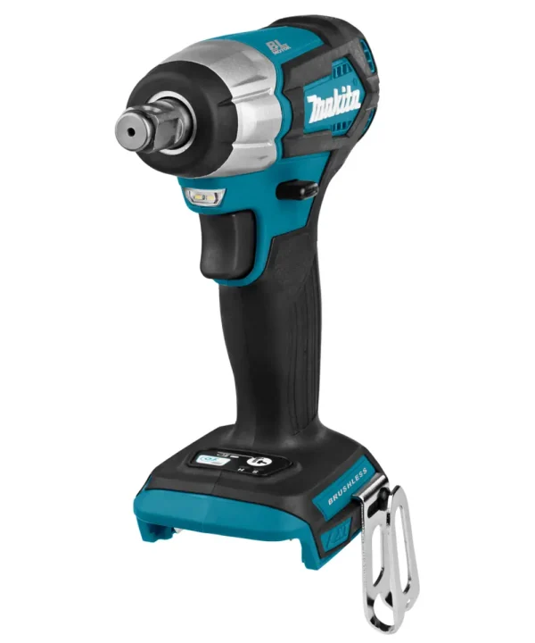 Makita DTW181Z aku udarni odvijač s crno-plavim kućištem i metalnim kliještima za pričvršćivanje.