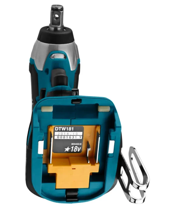 Makita DTW181Z aku udarni odvijač bez baterije, prikazan s nastavkom i držačem.