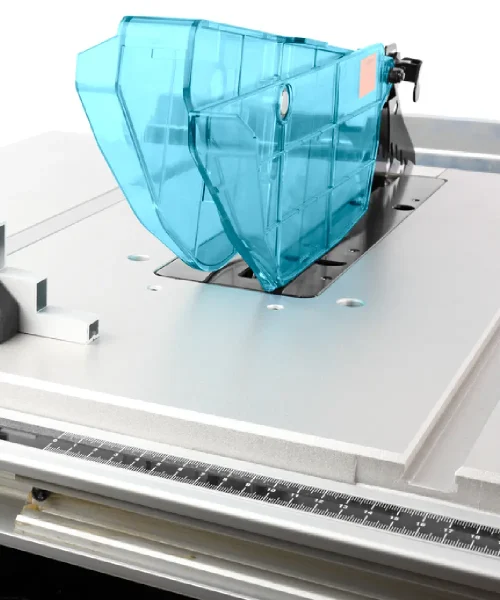 Makita 2704N stolna kružna pila s plavim zaštitnim poklopcem i preciznim vodilicama.