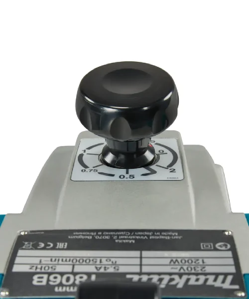 Makita 1806B tesarska blanja s crnim kotačem i podesivom dubinom rezanja.