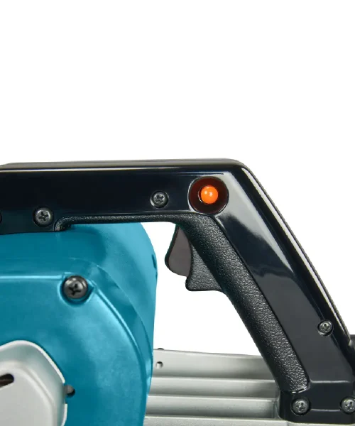 Makita 1806B tesarska blanja s crnim okvirom i plavim tijelom, prikazana na bijeloj pozadini.
