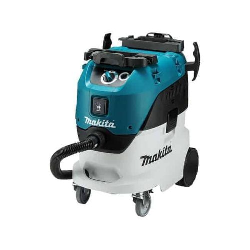 Makita VC4210LX usisavač plavi i bijeli s crnim kotačima i crvenim ručkama.