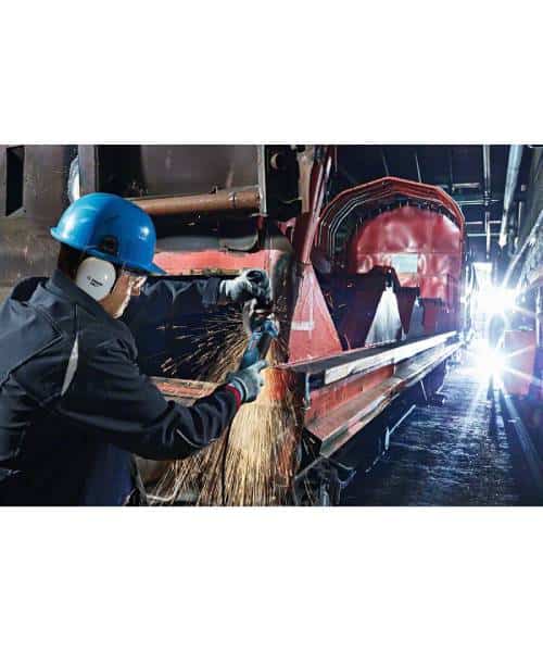 Radnik s Bosch kutnom brusilicom PRO GWS 19-125 CIE brusiti metalni komad u tvornici.