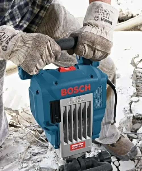 Radnik drži Bosch GSH 16-30 udarni čekić s plastičnim kovčegom za alat.