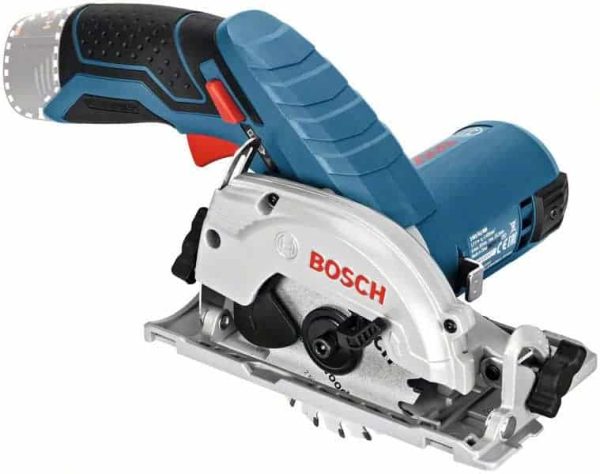 BOSCH aku ručna kružna pila GKS 12V-26 s plavom i crvenom ručkom i metalnim oštricama.