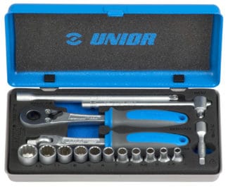 UNIOR set nasadnih dvanaeterokutnih ključeva i pribora 1/4″ u metalnoj kutiji 4-13/16