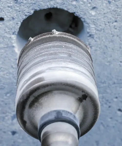 BOSCH SDS max-5 Core Cutter za beton, prikazan u instalaciji u zidu.