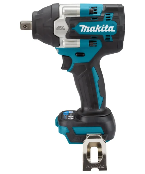 Makita DTW701Z aku udarni odvijač prikazan s metalnim nastavkom za pričvršćivanje.