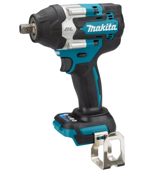 Makita DTW701Z aku udarni odvijač prikazan s metalnim nastavkom za pričvršćivanje.