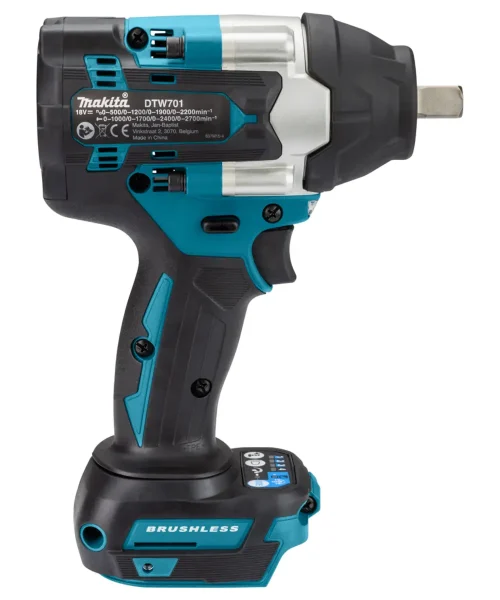 Makita DTW701Z aku udarni odvijač prikazan s crno-plavim kućištem i metalnim nastavkom.