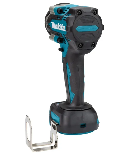 Makita DTW701Z aku udarni odvijač prikazan s metalnim držačem i crno-plavom bojom.