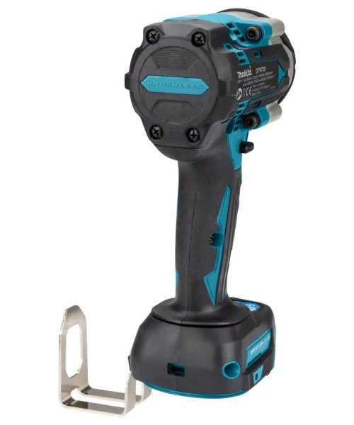 Makita DTW701Z aku udarni odvijač prikazan s metalnim nastavkom za pričvršćivanje.
