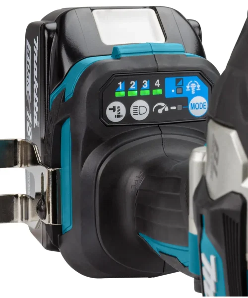 Makita DTW701Z aku udarni odvijač s digitalnim prikazom i kontrolama na prednjoj strani.
