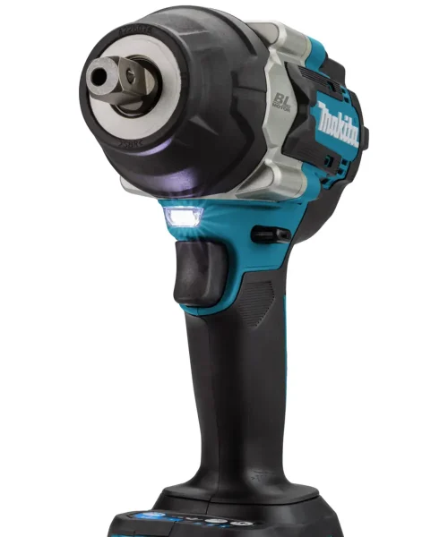 Makita DTW701Z aku udarni odvijač s LED svjetlom i crno-plavom kućištem.