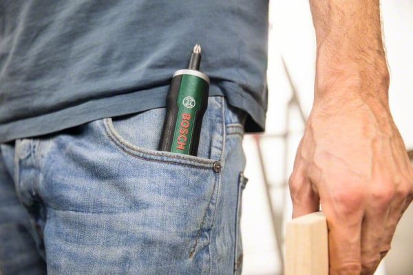 Bosch PushDrive 3,6V aku odvijač u džepu na plavoj traper jakni.