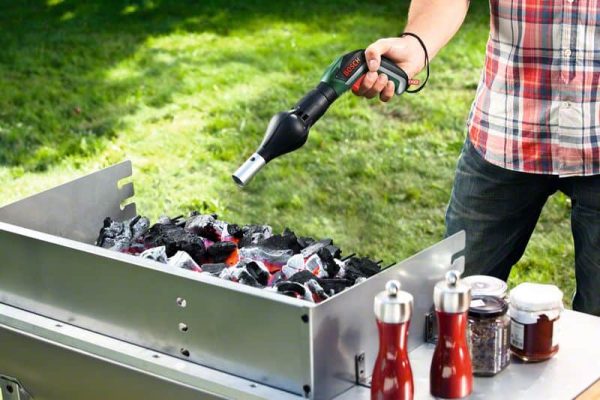 BOSCH nastavak ventilatora za roštilj BBQ IXO u upotrebi na roštilju na otvorenom.