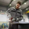 BOSCH kutna brusilica PRO GWS 14-125 S Radnik s brusilicom u industrijskoj hali, obrađuje metalni komad.