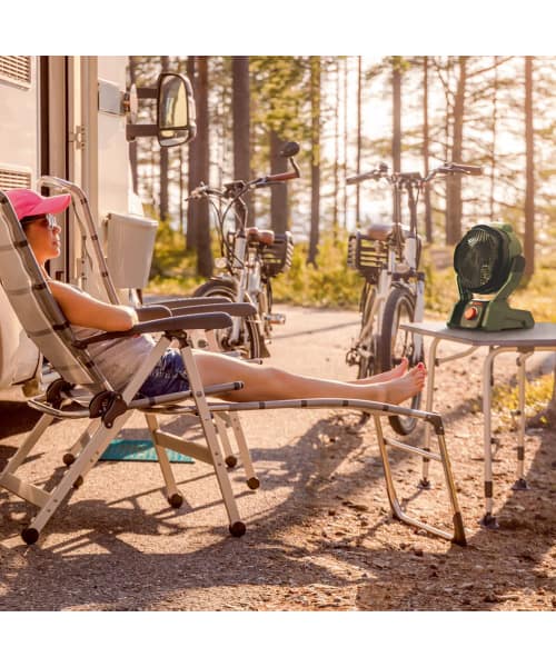 BOSCH aku ventilator UniversalFan 18V-1000 na kampiranju s djevojkom u ležaljci.