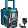 Makita MR001GZ aku radio plavi s ekranom i gumbima, s napajanjem i baterijama.