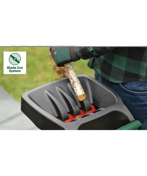 Sjeckalica BOSCH AXT Rapid 2200 sjecka grane u spremnik za otpad.