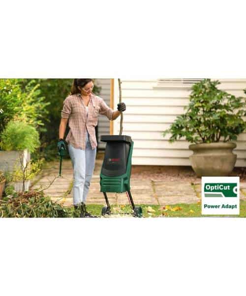 Žena koristi BOSCH AXT Rapid 2200 sjeckalicu za vrtni otpad na dvorištu.