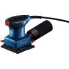 Bosch PRO GSS 140 A oscilirajuća brusilica s crnim i plavim kućištem, priključkom za usisavanje i brusnim pločama.