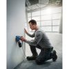 Muškarac koristi Bosch oscilirajuću brusilicu PRO GSS 140 A na zidu u industrijskom prostoru.