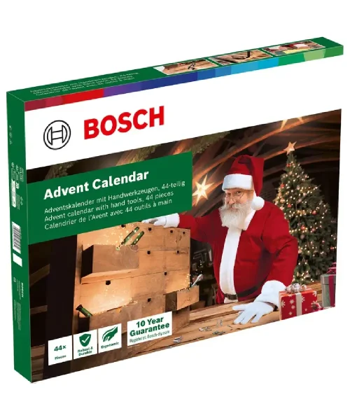 BOSCH adventski kalendar s alatom, 44 dijela, prikazan uz božićno drvce i Djeda Mraza u pozadini.