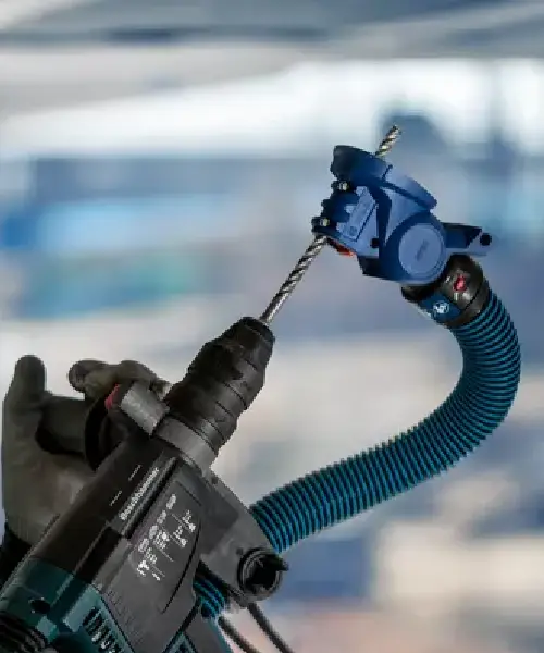 Bosch EXPERT adapter za bušenje SDS Clean s plavom fleksibilnom cijevi i metalnim vrhom za bušenje.