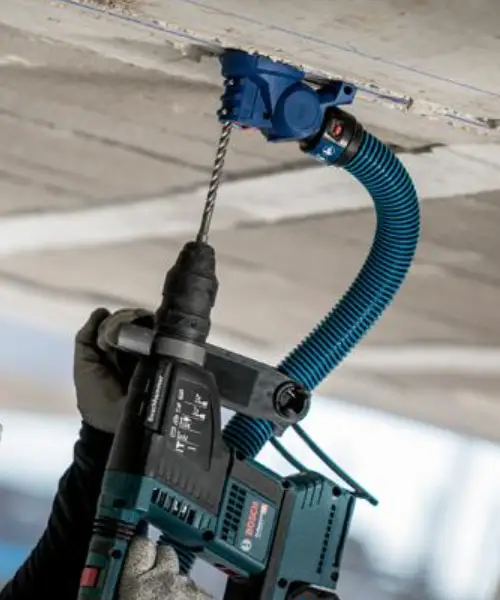 Bosch EXPERT Adapter za bušenje SDS Clean priključen na bušilicu s crnom rukom.