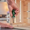 BOSCH 6-dijelni set bitova s kratkim račnim odvijačem Ruka koristi Bosch kratki odvijač za pričvršćivanje drvenih ploča u drvenoj konstrukciji.