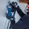 Radnik koristi Bosch glodalicu za utore PRO GNF20-40 na zidnoj površini, s maskom za lice i zaštitnim rukavicama.