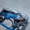 Bosch PRO GNF20-40 glodalica za utore priključena u zid za obradu.
