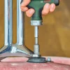 Ručni električni odvijač Bosch s nastavkom za pričvršćivanje na metalnu površinu.