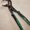 Bosch kliješta papagajke 250 mm s crvenim okidačem i zelenim ručkama na bežičnoj površini.