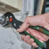 Ruka drži Bosch kliješta papagajke 250 mm dok se koriste na cijevi ili spojnicama.